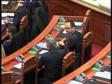 DEBAT NE KUVEND-OPOZITA PERPLASET ME QEVERINE PER NISMAT E FUNDIT TE SAJ-LAJM