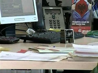 KURSI I KEMBIMIT-EURO NUK LEKUNDET SHKAK NEVOJA E QEVERISE PER PARA-LAJM