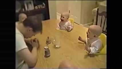 Clip em bé cười cực vui .mp4