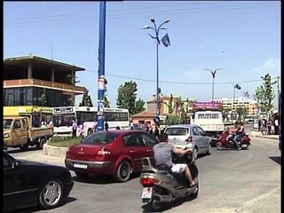 SHTYP POLICET ME MAKINE-NJE EFEKTIV I VDEKUR NJE I PLAGOSUR RENDE KAPET AUTORI-LAJM