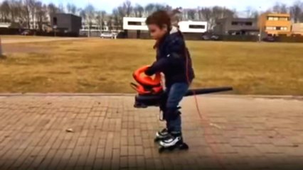 Yaprak Üfleme Makinesinin Üzerine Binerek Paten Sürdü