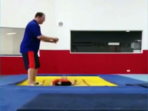 Папа показал трюк с сыном на батуте