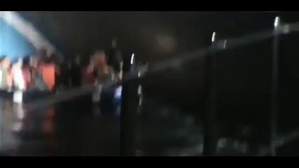 Un Garde-Côte Grec tente de Couler une Embarcation pleine de Migrants