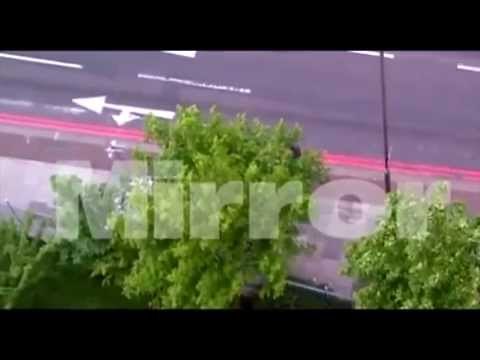 VIDEO SHOKUESE- MIRROR PUBLIKON MOMENTIN KUR POLICIA QELLON NE LONDER-LAJM