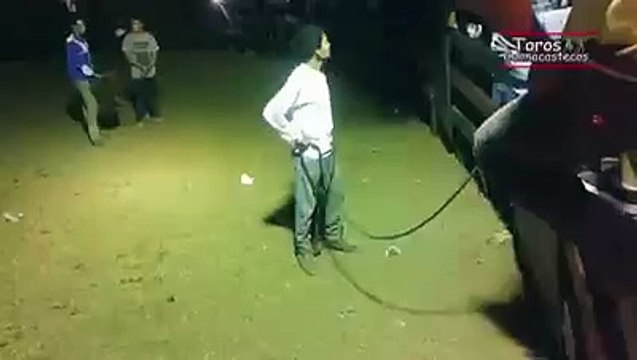 un homme retient la porte ou le taureau doit sortir avec son pieds ...lol