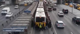 Metrobüs yolunda arızalı araç kuyruğu