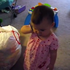 Adorabila! Vorbeste cu tatal ei la telefon dar are o