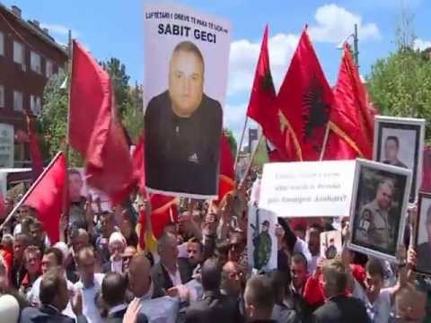 PROTESTE NE PRISHTINE-ISH LUFTETARET E UÇK KERKOJNE LARGIMIN E EULEX-LAJM