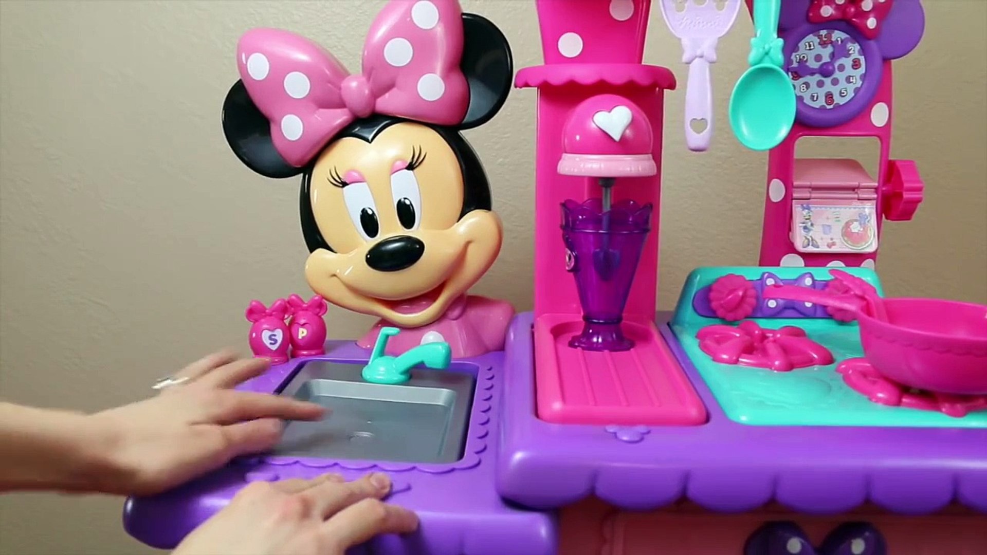 Minnie Mouse Kitchen Playset Flipping Fun Kitchen Cupcakes and Play Food  Toys DisneyCarToy - Dailymotion Video