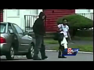 Vendos pistoleten ne koken e gruas e kercenon dhe i merr portofolin