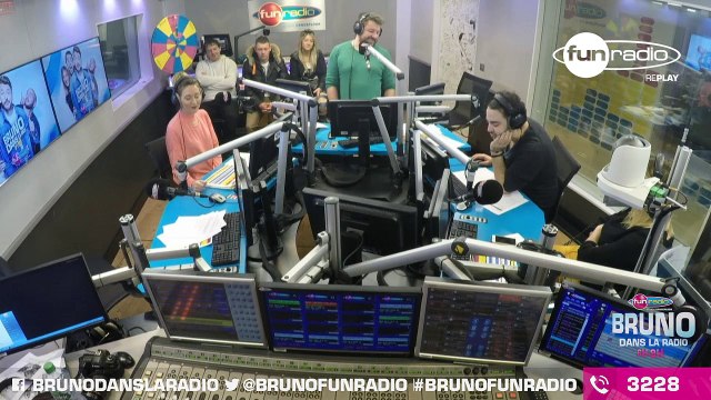 Le Boss de Fun Radio fait un show de Pole Dance ! (23/11/2015) - Best Of en Images de Bruno dans la Radio