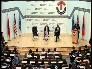 ARVIZU E SEQUI ME STUDENTET-BESONI TE KQZ POR RREGULLAT S'NDRYSHOHEN MINUTEN E FUNDIT LAJM