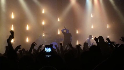 Il "surf" sur la foule avec sa chaise roulante pendant un concert