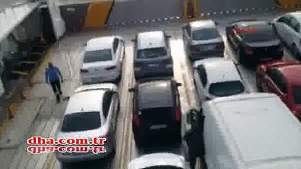 Arabalı vapur dalgalara karşı