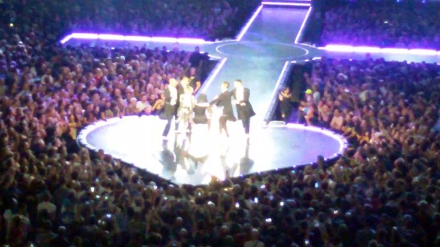 MADONNA - Unapologetic Bitch - banana - LIVE