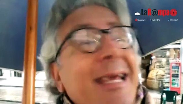 Aversa. Via Roma, tornano le panchine a forma di bara... ma nel senso sbagliato