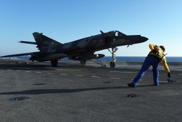 Comment les télés évoquent l'arrivée du Charles-de-Gaulle en Méditerranée