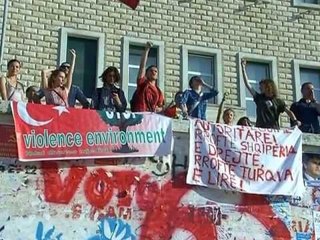 DHUNE NE TIRANE-POLICIA DHUNON PROTESTUESIT ANTI ERDOGAN NE KRYEQYTET LAJM
