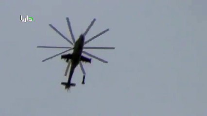 Un hélicoptère largue des bombes barils (Syrie)