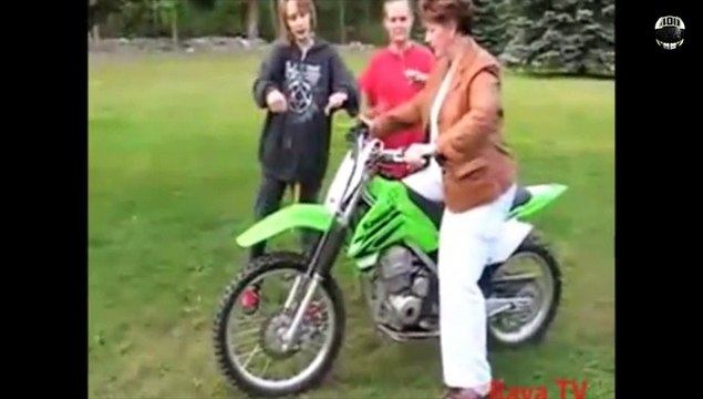 Les motardes aussi sont parfois sur des motos....et parfois à côté...