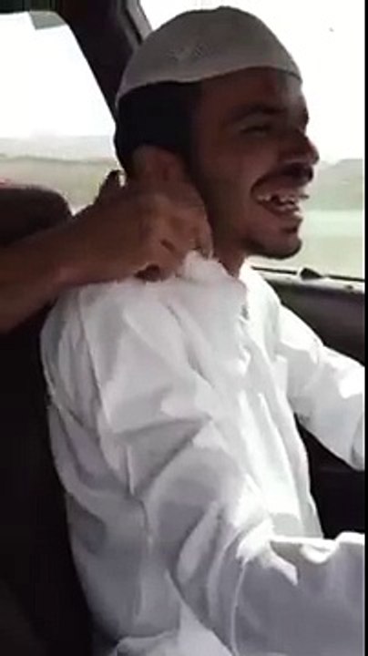 شاب متهور يقود السيارة والثعبان داخل ثيابه