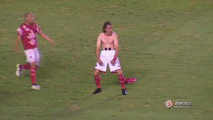 Il imite la célébration de Balotelli... les muscles en moins !