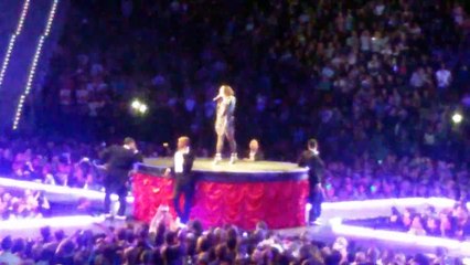 MADONNA - Unapologetic Bitch and banana - LIVE