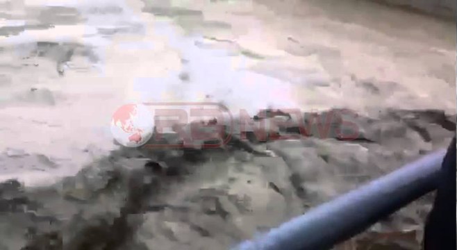 Lumi Zezë del nga shtrati, përmbyt qendrën e Fushë-Krujës - Ora News- Lajmi i fundit-