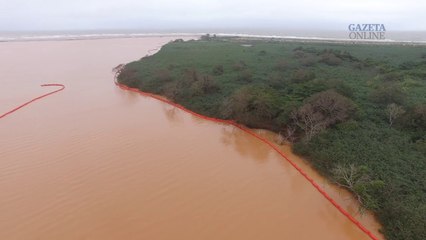 Imagens mostram lama no mar na foz do Rio Doce