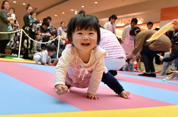 Tải video: Ouvrir le document dans une nouvelle fenêtre Ajouter au panier Imprimer Documents similaires Partager ce document Télécharger 3:19 TV Afficher/Masquer les informations Japon: record du monde de course de bébés rampants