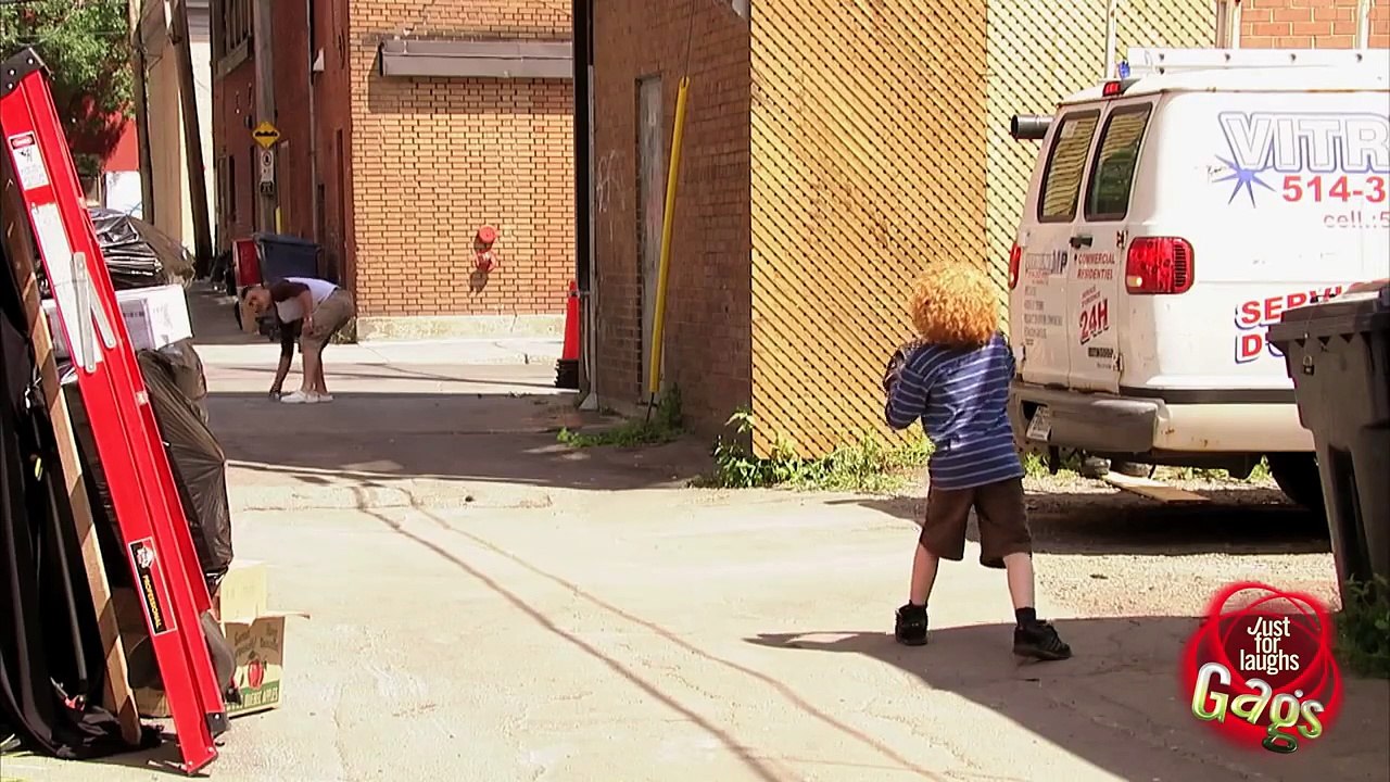 Broma de Pelota de Béisbol rompiendo un vidrio