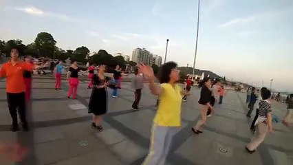 Little Apple（小苹果）- 大妈组团苦练“小苹果” Chinese Aunties