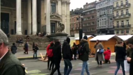 Cellist performs 'Hallelujah' next to troops on Brussels street