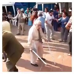 Oid man Dancing