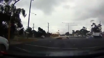 Un éclair frappe une voiture !