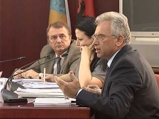 RINUMERIM NE LEZHE KQZ VENDOS ME 4 ANETARE HAPJEN E KUTIVE TE QARKUT LEZHE LAJM