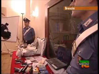 KAPET SHQIPTARI I IKU POLICISE ME PRANGA NE DUAR, NE PRANGA DHE NJE TRAFIKANT LAJM