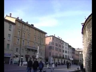 FEMIJA SHQIPTAR NE ITALI MEDIA LEVDON FEMIJEN QE DOREZOI NJE PORTOFOL TE GJETUR LAJM