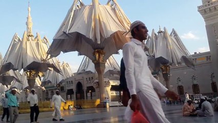 umbrella closing in madina munawara