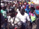 les personnes handicapées ont exprimé leur colère devant le tribunal