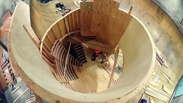 Tony Hawk realizó un looping horizontal