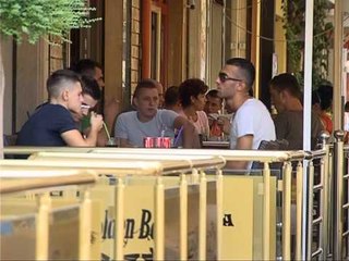 RUTINA E SHQIPTAREVE TE RINJ E TE MOSHUAR GJITHE DITEN NE KAFE,HARROJNE PUNEN LAJM