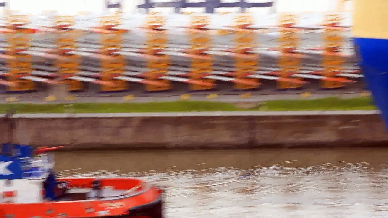 die Morning Celesta in einer Schleuse in Bremerhaven