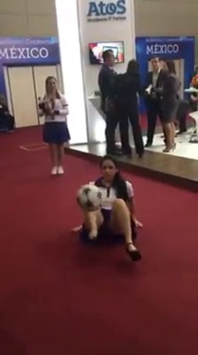 Elle jongle en talons aiguilles