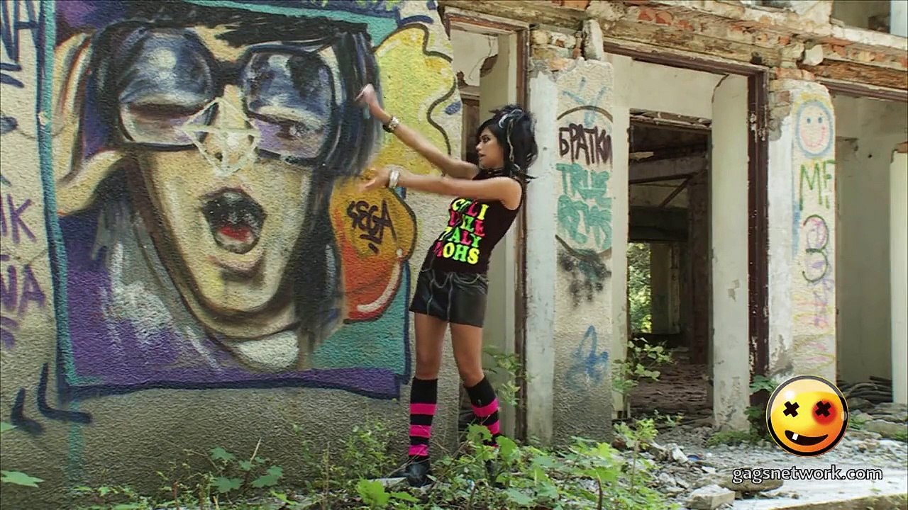 Naked and Funny Sexy Spray Painting (HD)