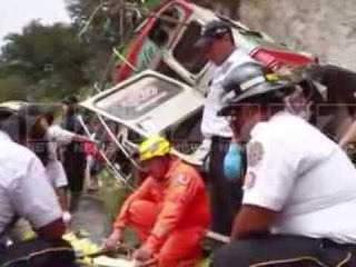 Bie autobusi ne humnere 49 viktima - News, Lajme - Kanali 7