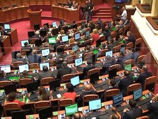 Kuvendi verifikon mandatet e deputeteve,Vasil Bici e refuzon  - News, Lajme - Kanali 7