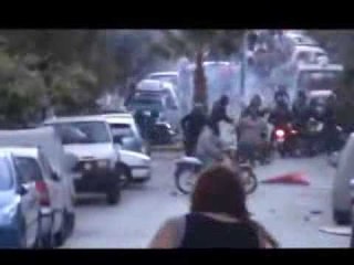 PROTESTA TE DHUNSHME PERPLASJE TE FORTA NE GREQI KUNDER AGIMIT TE ARTE LAJM