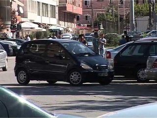 PARKIMET NE TIRANE PUNONJESIT E BASHKISE JANE PUSHIM DHE ABUZOJNE PRIVATET LAJM