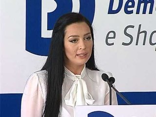 PD AKUZA QEVERISE QEVERIA PO RIKTHEN LUFTEN E KLASAVE NE ADMINISTRATE LAJM